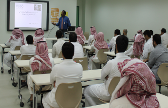 كلية إدارة الأعمال تنظم  محاضرة بعنوان : &quot;الموارد البشرية وأفاقها المستقبلية في المملكة العربية السعودية&quot; 